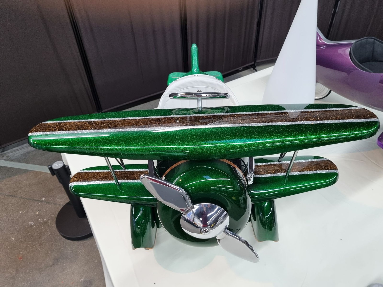 Ein grün-braunes Flugzeug steht auf einem Tisch